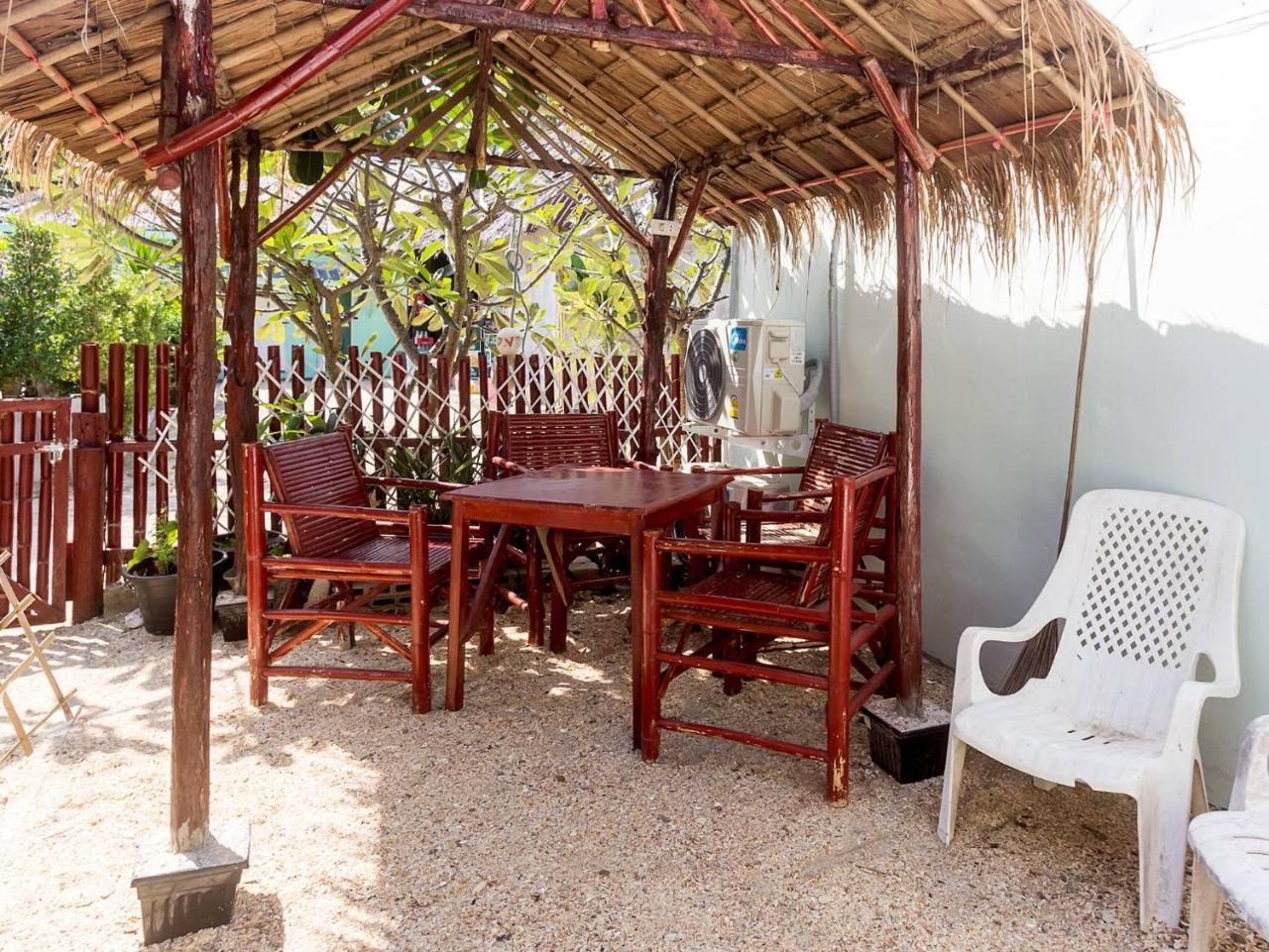 Hôtel On The Beach à Ko Lanta Extérieur photo
