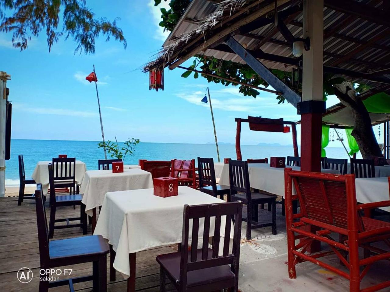 Hôtel On The Beach à Ko Lanta Extérieur photo